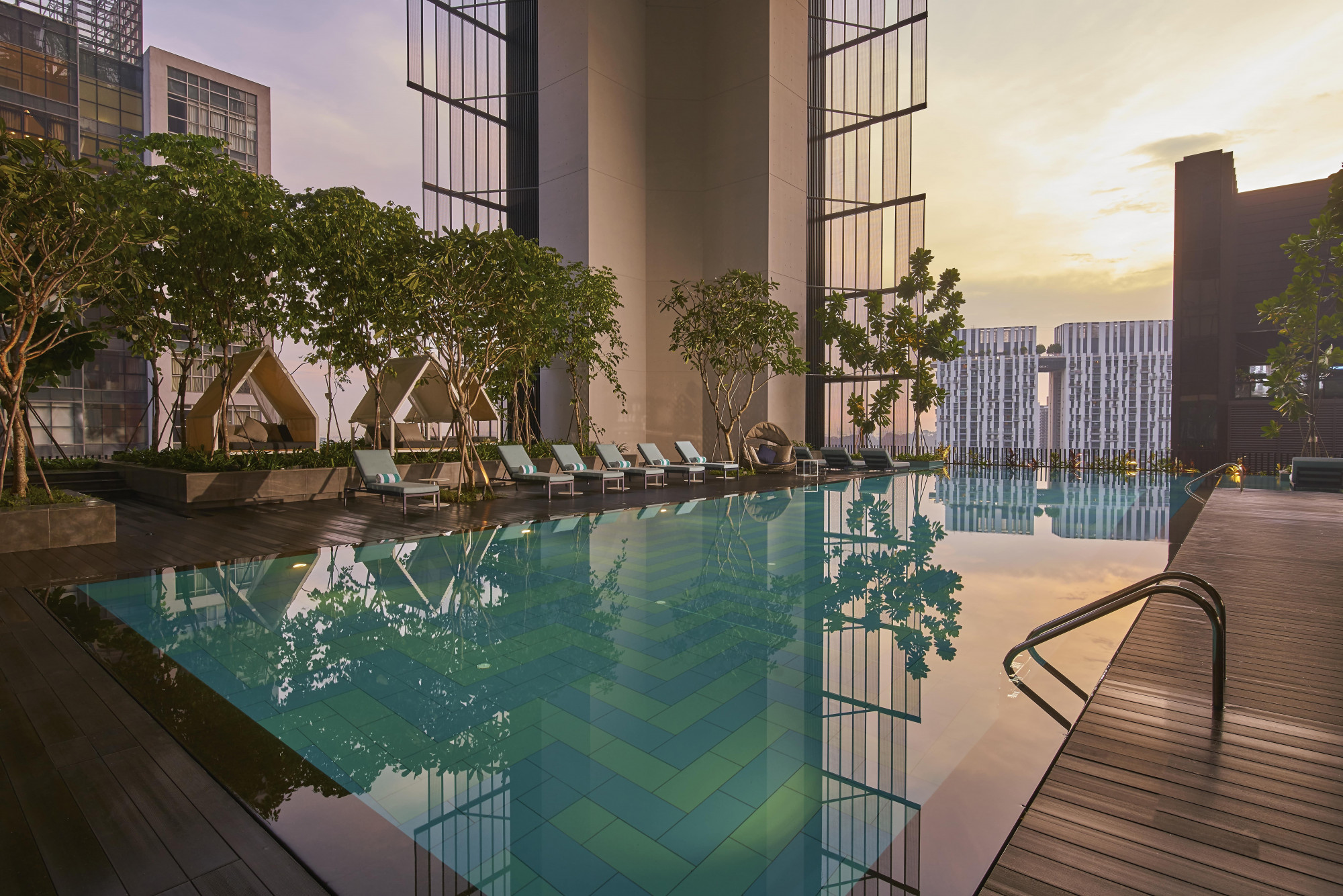 Oasia Hotel Downtown Singapore   Infinity Pool Level 21 min